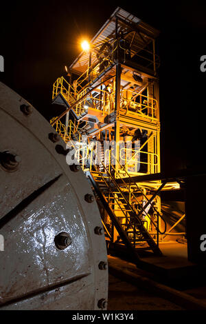 Exploitation minière pour le transport et la gestion du minerai de fer. Intérieur de l'usine de test saprolite à l'aube avec des opérateurs sur concentrateur cyclone. Banque D'Images