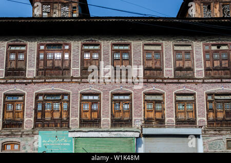 Une rue remplie de maisons abandonnées à Habbakadal pandit du Cachemire, Srinagar, Jammu-et-Cachemire, l'Inde Banque D'Images