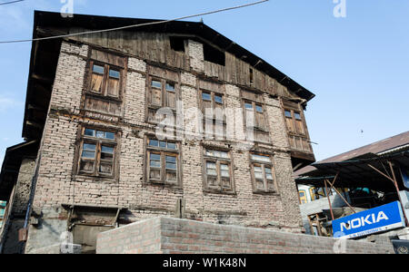 Une rue remplie de maisons abandonnées à Habbakadal pandit du Cachemire, Srinagar, Jammu-et-Cachemire, l'Inde Banque D'Images