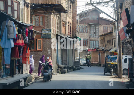 Une rue remplie de maisons abandonnées à Habbakadal pandit du Cachemire, Srinagar, Jammu-et-Cachemire, l'Inde Banque D'Images