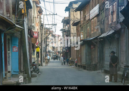 Une rue remplie de maisons abandonnées à Habbakadal pandit du Cachemire, Srinagar, Jammu-et-Cachemire, l'Inde Banque D'Images