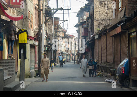 Une rue remplie de maisons abandonnées à Habbakadal pandit du Cachemire, Srinagar, Jammu-et-Cachemire, l'Inde Banque D'Images