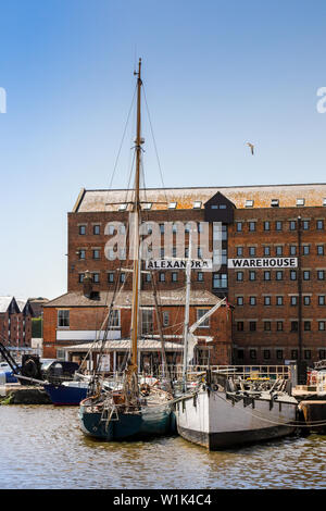 Gloucester Docks avec des entrepôts et des bateaux à voile Banque D'Images