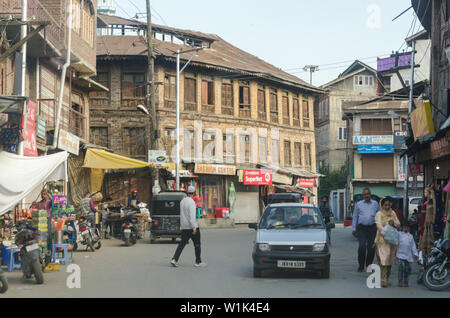 Une rue remplie de maisons abandonnées à Habbakadal pandit du Cachemire, Srinagar, Jammu-et-Cachemire, l'Inde Banque D'Images