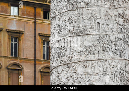 Le centre-ville de Rome, contrastant Vue de détail de la colonne Trajane et un bâtiment de l'époque Renaissance situé au centre de Rome, Italie Banque D'Images