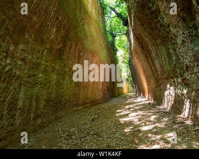 SOVANA, Toscane, Italie - 16 juin 2019 - Via Cava grotte profonde coupure, ie chemins créés par le biais de la civilisation étrusque la roche de tuf, Sovana en Maremme, Italie Banque D'Images