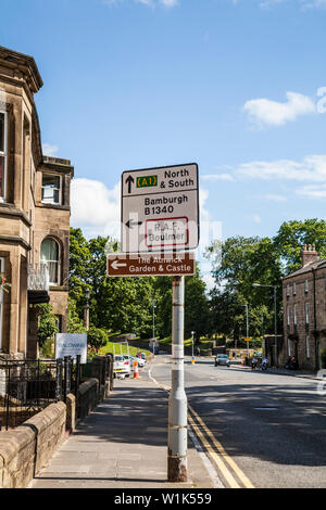 Direction du trafic sign in Alnwick Northumberland, Angleterre,,UK Banque D'Images