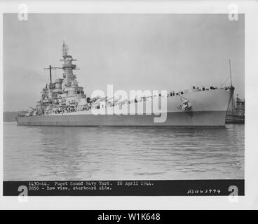 BB56 - Bow view, côté tribord. Puget Sound Navy Yard. 26 avril 1944. ; voir de l'USS Washington dans le Puget Sound Navy Yard, peu après les dégâts causés par la collision avec l'USS Indiana a été réparé. Boîte : 19LCM, BB-55 à BB-56 ; Dossier : H / B 63997 - 64004 BS 63999 ; 19-N-63999 Banque D'Images