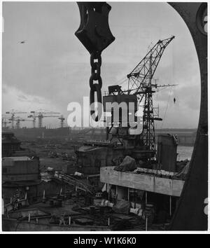 United Kingdom. Clydeban, en Écosse. Tout soudé britannique premier destroyer obtenir sa touche finale à la cour de Clydebank Fairfield Shipbuilding and Engineering Company, où 4 000 hommes travaillent trois quarts de travail pour garder le chantier ouvert 24 heures. La cour est aussi vieux destroyers et repose la construction de nouveaux pétroliers. L'accent du programme naval est sur l'artisanat comme des destroyers, des frégates, des dragueurs qui se réunira la menace sous-marine Banque D'Images