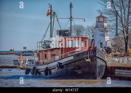 Ce bateau de travail est une installation fixe sur des quais à 16 Mile Creek à Oakville (Ontario). Sa coque robuste peut supporter la glace d'hiver. Banque D'Images