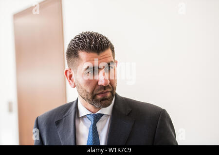 Bad Kreuznach, Allemagne. 06Th Juillet, 2019. L'Olaf Langhanki, l'avocat du défendeur, est dans la cour de district. C'est le début d'un procès contre un demandeur d'asile Afghan de Biblis qui est dit d'avoir poignardé la mère-à-être de l'enfant ensemble. Dans l'acte en janvier de cette année, les 25 ans a été grièvement blessé, l'enfant à naître a été tué. Crédit : Andreas Arnold/dpa/Alamy Live News Banque D'Images