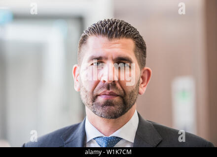 Bad Kreuznach, Allemagne. 06Th Juillet, 2019. L'Olaf Langhanki, l'avocat du défendeur, est dans la cour de district. C'est le début d'un procès contre un demandeur d'asile Afghan de Biblis qui est dit d'avoir poignardé la mère-à-être de l'enfant ensemble. Dans l'acte en janvier de cette année, les 25 ans a été grièvement blessé, l'enfant à naître a été tué. Crédit : Andreas Arnold/dpa/Alamy Live News Banque D'Images