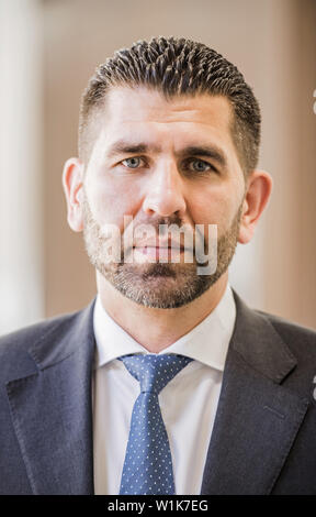 Bad Kreuznach, Allemagne. 06Th Juillet, 2019. L'Olaf Langhanki, l'avocat du défendeur, est dans la cour de district. C'est le début d'un procès contre un demandeur d'asile Afghan de Biblis qui est dit d'avoir poignardé la mère-à-être de l'enfant ensemble. Dans l'acte en janvier de cette année, les 25 ans a été grièvement blessé, l'enfant à naître a été tué. Crédit : Andreas Arnold/dpa/Alamy Live News Banque D'Images