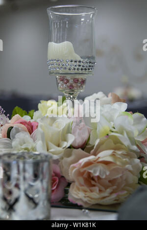 Beaucoup de fleurs et verre de vin centre de mariage pièce pour la table d'hôtes Banque D'Images