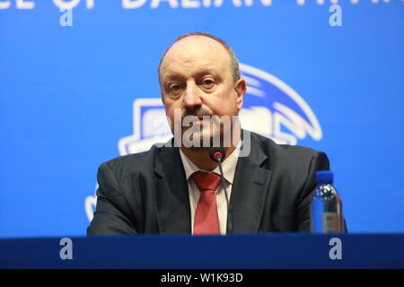 L'espagnol Rafa Benitez football manager, la nouvelle-nommé entraîneur en chef de la Chine Dalian Yifang F.C., assiste à une conférence de presse dans la ville de Dalian, Liaoning Province du nord-est de la Chine, le 2 juillet 2019. Ancien Newcastle United manager Rafa Benitez serait fixé d'aller en Chine pour prendre la charge de Super League chinoise Dalian Yifang, après le départ de Choi Kang-hee. Sky Sports a signalé que le 59 ans espagnol a accepté un contrat avec Dalian qui double les 6 millions de livres par année, il a gagné à St James's Park, et sera présenté comme le nouveau patron de mardi. Annoncé à la fin de Dalian Banque D'Images