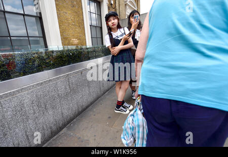 Londres, Angleterre, Royaume-Uni. Filles japonaises sur le pont de Londres, Southwark Banque D'Images