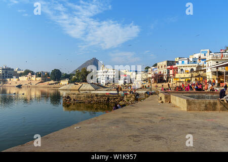 Pushkar, Inde - Février 06, 2019 : Ghats à Pushkar lac sacré au Rajasthan Banque D'Images