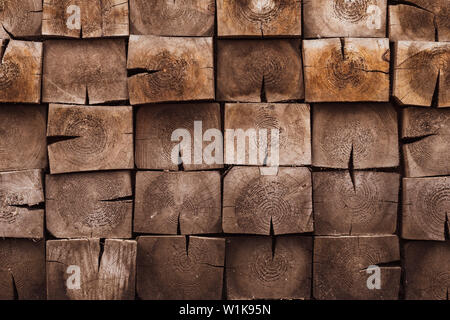 Mosaïque de carrés, planches en bois. Brown slat, planch, produites mur. Rustique Vintage close-up texture bois. Motif géométrique moderne Banque D'Images