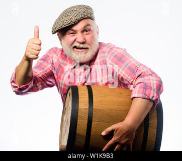 Winery concept. Vin maison. La production de vin tradition familiale. Barbu homme porter senior pour le vin tonneau en bois fond blanc. Produits de fermentation. Vin naturel fabriqué à partir de raisins biologiques. Banque D'Images