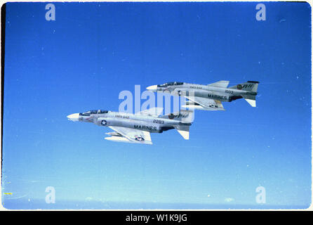 Le Vietnam. Deux F-4b fantômes de VMFA-542, Marine Aircraft Group-11, 1er sur l'aile Marine, DaNang, RVN sur leur chemin vers des cibles à l'appui de Marines travaillent dans le Nord le 1 Corps. Banque D'Images