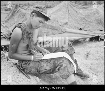 Vietnam....le soldat de première classe Joseph Big Medicine Jr., un Indien Cheyenne, écrit une lettre à sa famille aux États-Unis. Il est membre de la compagnie G, 2e bataillon du 1er Régiment de Marines, sur une recherche, effacer et détruire mission, à 11 kilomètres à l'est de la Base de Combat Maritime à un Hoa. Banque D'Images