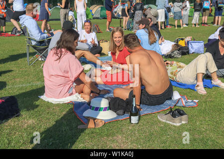 Wimbledon Londres, Royaume-Uni. 3 juillet 2019. Tennis fans font la queue pour les billets au soleil à l'extérieur de l'All England Lawn Tennis et croquet Club sur la troisième journée du tournoi de Wimbledon. Credit : amer ghazzal/Alamy Live News Banque D'Images