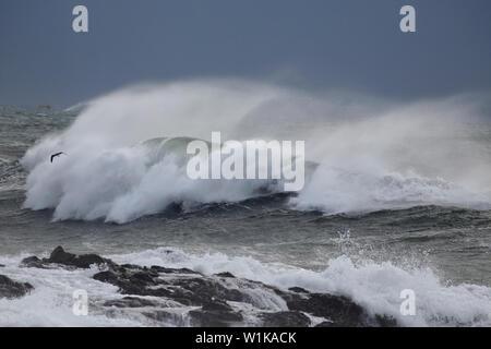 La pulvérisation de grandes vagues de vent avant la pluie et d'orage Banque D'Images