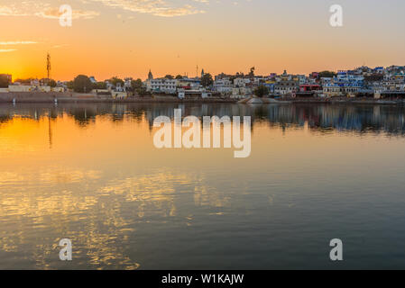 Ghats au lac sacré de Pushkar au Rajasthan, au coucher du soleil. L'Inde Banque D'Images