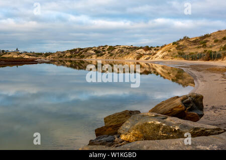 L'un calme onkaparinga river à Southport avec les dunes de sable et les nuages reflétant sur l'eau à port noarlunga South Australia le 3 juillet 201 Banque D'Images