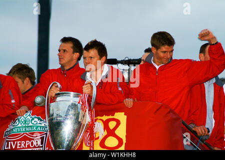 26 mai 2005, Liverpool, Royaume-Uni. Le bus de l'équipe du Liverpool FC après ils ont gagné la coupe de la Ligue des Champions à Istanbul. Steven Gerrard, John Arne Riise et Dietm Banque D'Images