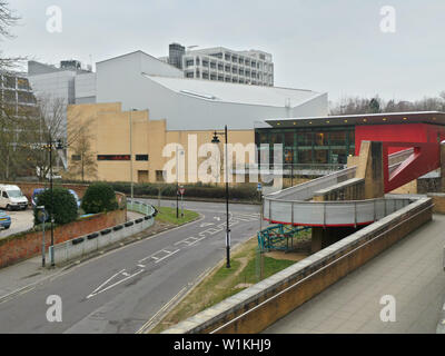 Basingstoke, Royaume-Uni. 26 mars 2013. L'arrière de l'Enclume Theatre à Basingstoke, avec appartements dans l'arrière-plan - vue de la rue de l'Église Banque D'Images