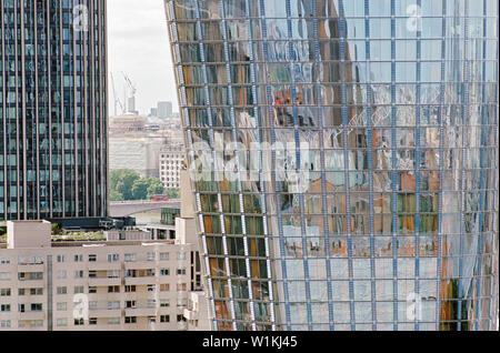 L'article du nouveau développement résidentiel de luxe de Blackfriars, à l'ouest, depuis le sommet de la Tate Modern Gallery, London UK Banque D'Images