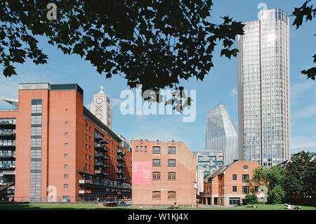 Oxo Tower Wharf building sur la rive sud, le centre de Londres au Royaume-Uni, avec la tour de la Banque du Sud et d'un derrière de Blackfriars Banque D'Images