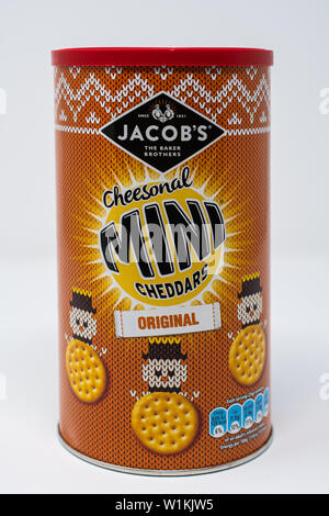 Reading, Royaume-Uni - 30 décembre 2018 : une boîte de Jacobs Mini Cheddars biscuits au fromage avec emballage de Noël Banque D'Images