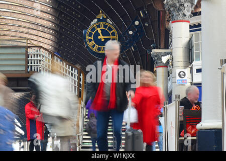 La station de passagers réveil se précipiter pour prendre le train à la gare de York Royaume-Uni Banque D'Images