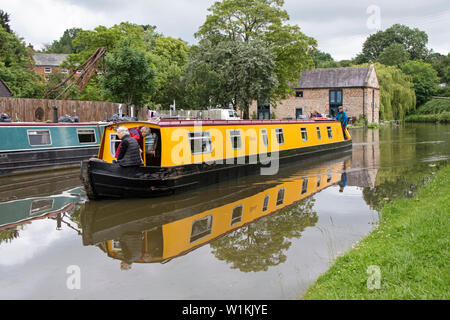 Bateaux à quai Tardebigge étroit sur le canal de Worcester et Birmingham, Worcestershire, Angleterre, RU Banque D'Images