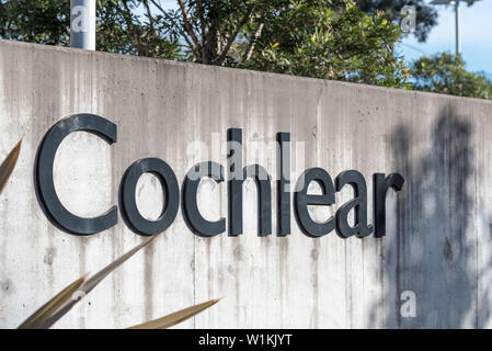 L'implant cochléaire nom sur un mur de béton à l'extérieur du siège social en Nouvelle Galles du Sud, Australie, au 1, avenue University, Macquarie Park , 2109 Banque D'Images