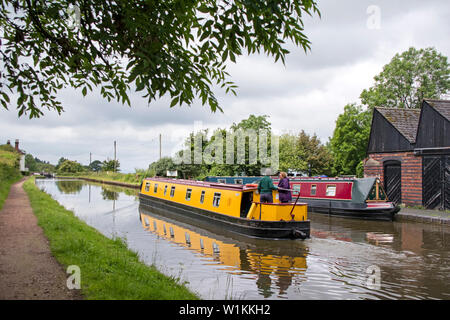 Bateaux à quai Tardebigge étroit sur le canal de Worcester et Birmingham, Worcestershire, Angleterre, RU Banque D'Images