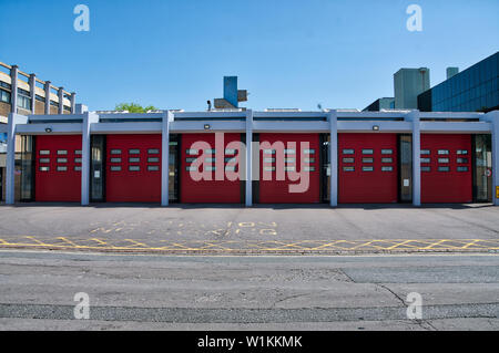 Oxford, Royaume-Uni - 29 juin 2019 : les portes rouges de la caserne sur Rewley Road Banque D'Images