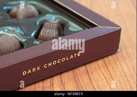 Boîte de truffes au chocolat noir Banque D'Images