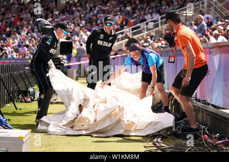 La NOUVELLE ZELANDE et le personnel au sol recherche de la bille à l'intérieur couvre terrain de cricket au cours de l'ICC Cricket World Cup Match au stade Riverside, Durham Chester-le-Street. Banque D'Images