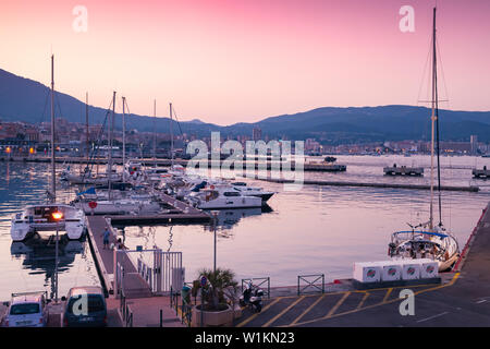 Ajaccio, France - le 6 juillet 2015 : Ajaccio Marina au coucher du soleil. Les bateaux de plaisance et des bateaux à moteur sont amarrés dans le vieux port de la ville d'Ajaccio, Corse Banque D'Images