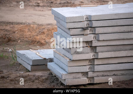 Description : Les dalles de béton gris de la préparation pour la construction Banque D'Images