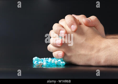 Homme hand holding beads Banque D'Images