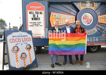 De 0001 sous embargo Jeudi 4 juillet pour célébrer le lancement de l'Amazon Lecture + LGBT Roadshow, artiste de musique (de gauche à droite) Les jeunes, Maire de Hackney Philip Glanville, et Chris Sweeney inscrivez-vous élèves Petchey Académie pour un atelier spécial sur la diversité et l'inclusivité LGBT +. Banque D'Images