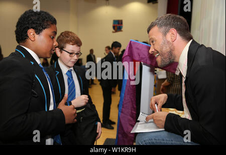 De 0001 sous embargo Jeudi 4 juillet pour célébrer le lancement de l'Amazon + LGBT Roadshow Lecture, Musique Artiste jeune signe quelques autographes à Petchey Academy les élèves à un atelier spécial sur la diversité et l'inclusivité LGBT +. Banque D'Images