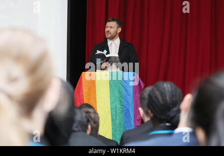 De 0001 sous embargo Jeudi 4 juillet pour célébrer le lancement de l'Amazon Lecture + LGBT Roadshow, artiste de musique Young (à gauche) et Chris Sweeney inscrivez-vous les élèves à l'Académie pour Petchey un atelier spécial sur la diversité et l'inclusivité LGBT +. Banque D'Images