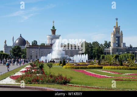 Moscou, Russie - 15 juin 2019 : Pavillon n° 58 l'Agriculture, de l'ancien d'Ukraine et de fleurs de Pierre Fontaine. Pavilion 59 semences à VDNKh. Banque D'Images