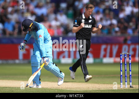 Jason Roy d'Angleterre (à gauche) réagit après avoir été pris de court par la Nouvelle-Zélande Mitchell Santner (pas sur la photo) au cours de l'ICC Cricket World Cup Match au stade Riverside, Durham Chester-le-Street. Banque D'Images