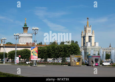 Moscou, Russie - 15 juin 2019 : Pavillon n° 58 l'Agriculture, de l'ancien d'Ukraine et de fleurs de Pierre Fontaine. Pavilion 59 semences à VDNKh. Banque D'Images